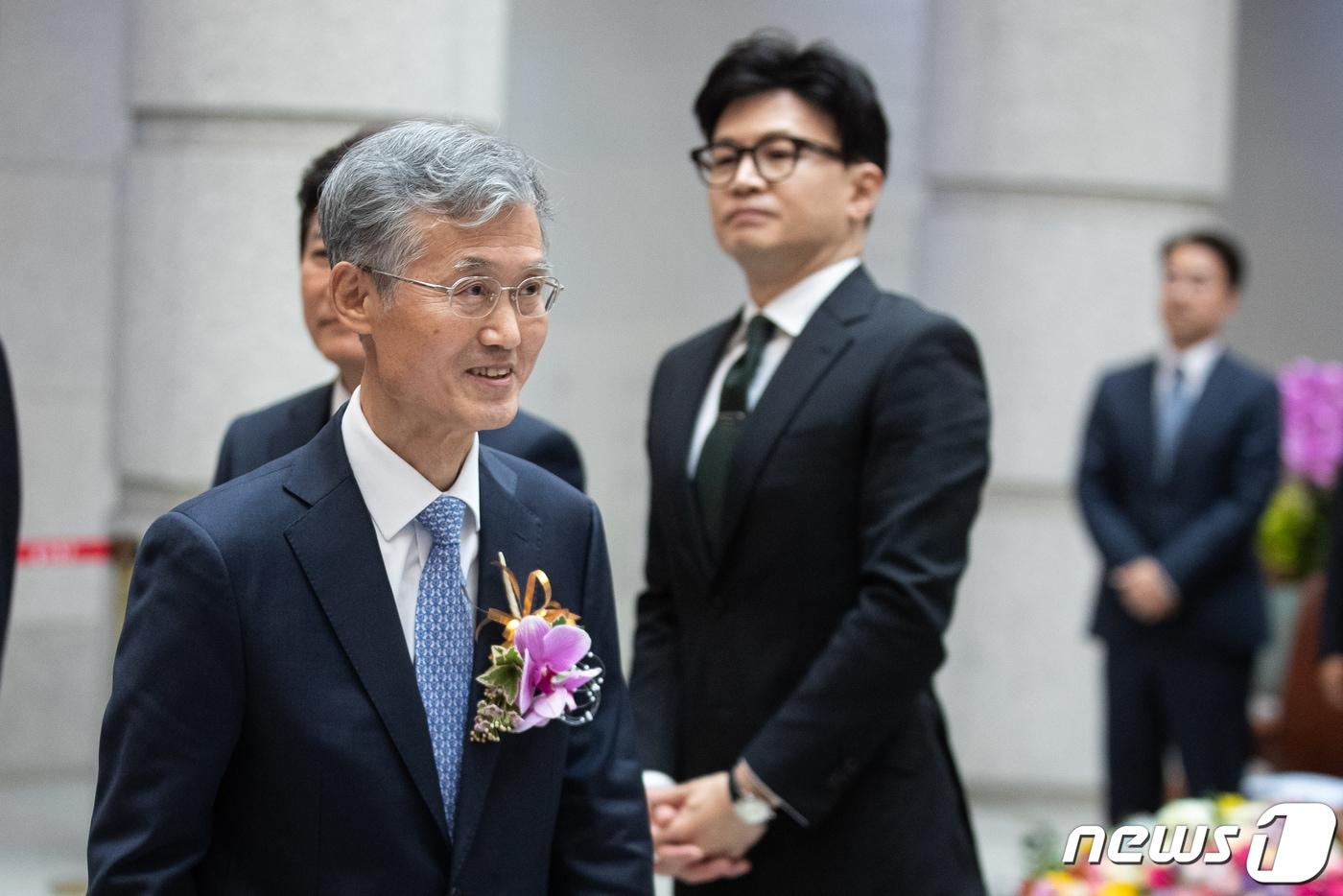 본문 이미지 - 2023년 12월 11일 조희대 대법원장이 서울 서초구 대법원에서 열린 취임식을 마친 후 한동훈 법무부 장관 등 참석자들과 인사를 나누고 있다.  2023.12.11 ⓒ 뉴스1 유승관 기자
