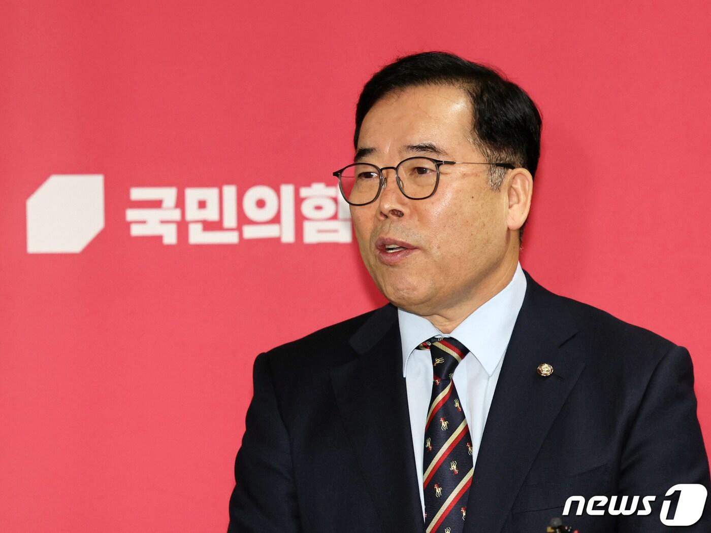 본문 이미지 - 박성중 국민의힘 혁신위원회 위원이 11일 오후 서울 여의도 국회에서 혁신위 활동 관련 브리핑을 하고 있다. 2023.12.11/뉴스1 ⓒ News1 황기선 기자