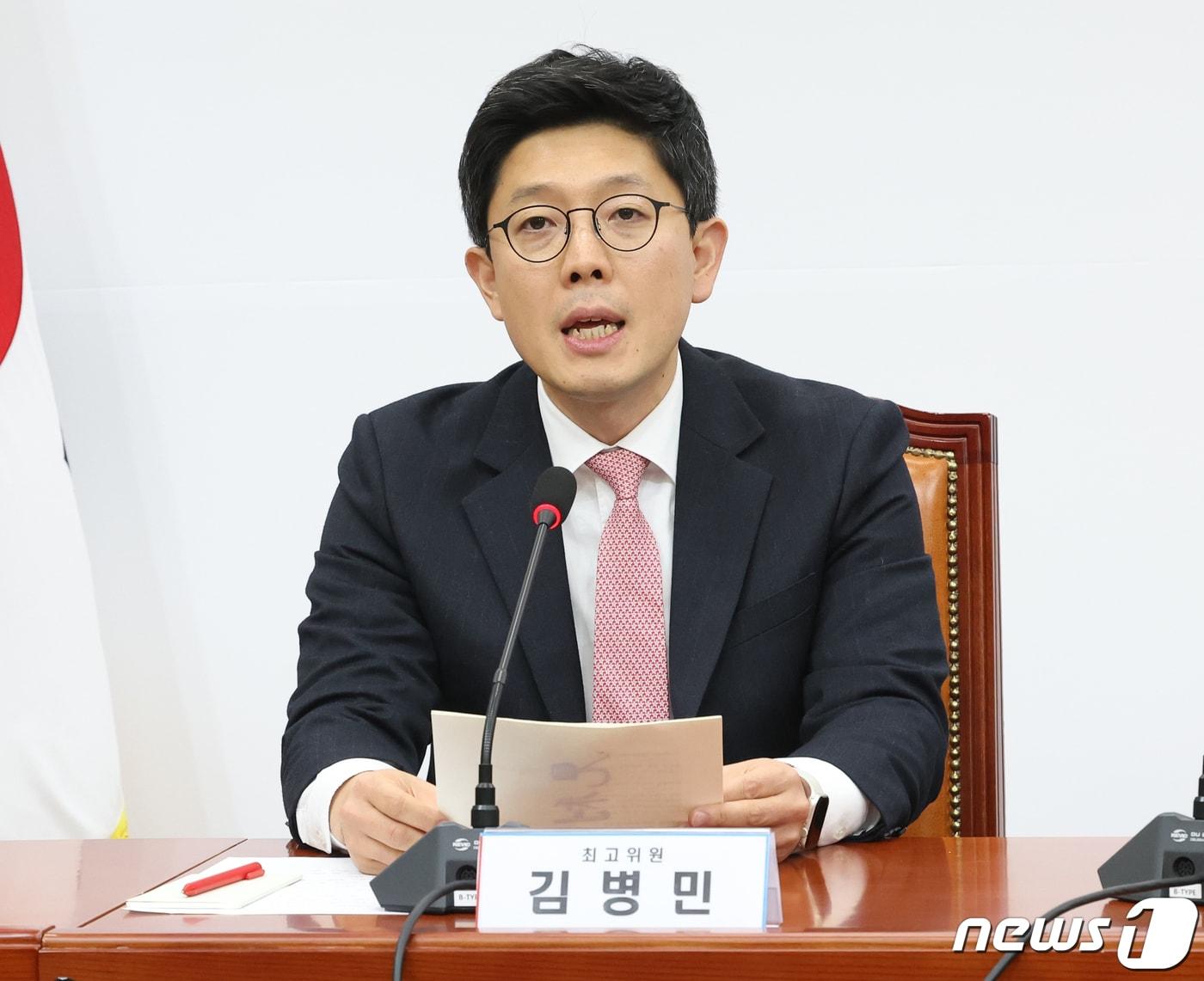 본문 이미지 - 김병민 국민의힘 최고위원이 11일 서울 여의도 국회에서 열린 최고위원회의에서 발언을 하고 있다. 2023.12.11/뉴스1 ⓒ News1 송원영 기자