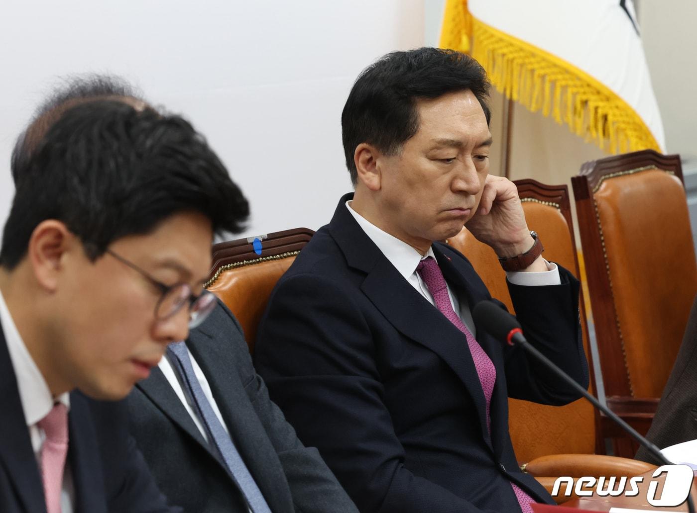 본문 이미지 - 김기현 국민의힘 대표가 11일 서울 여의도 국회에서 열린 최고위원회의에서 김석기 최고위원의 발언을 듣고 있다. 2023.12.11/뉴스1 ⓒ News1 송원영 기자