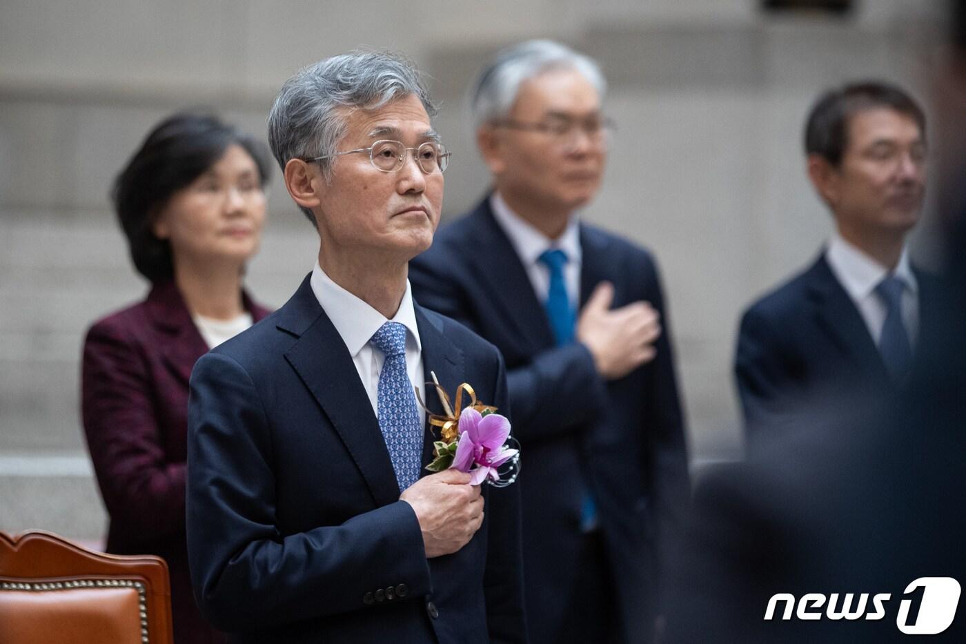 본문 이미지 - 조희대 대법원장이 11일 서울 서초구 대법원에서 열린 취임식에서 국기에 대한 경례를 하고 있다. 2023.12.11/뉴스1 ⓒ News1 유승관 기자