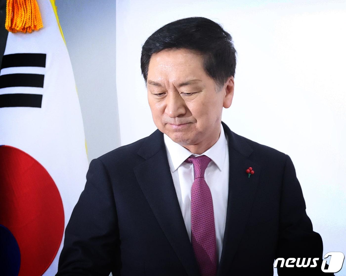 본문 이미지 - 김기현 국민의힘 대표가 11일 서울 여의도 국회에서 열린 최고위원회의에 참석하고 있다. 2023.12.11/뉴스1 ⓒ News1 송원영 기자
