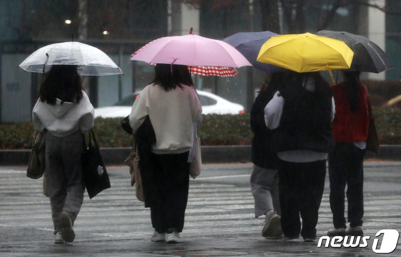 본문 이미지 - 부산 해운대구 벡스코 인근에서 우산을 쓴 시민들이 발걸음을 옮기고 있다. 2023.12.11/뉴스1 ⓒ News1 윤일지 기자