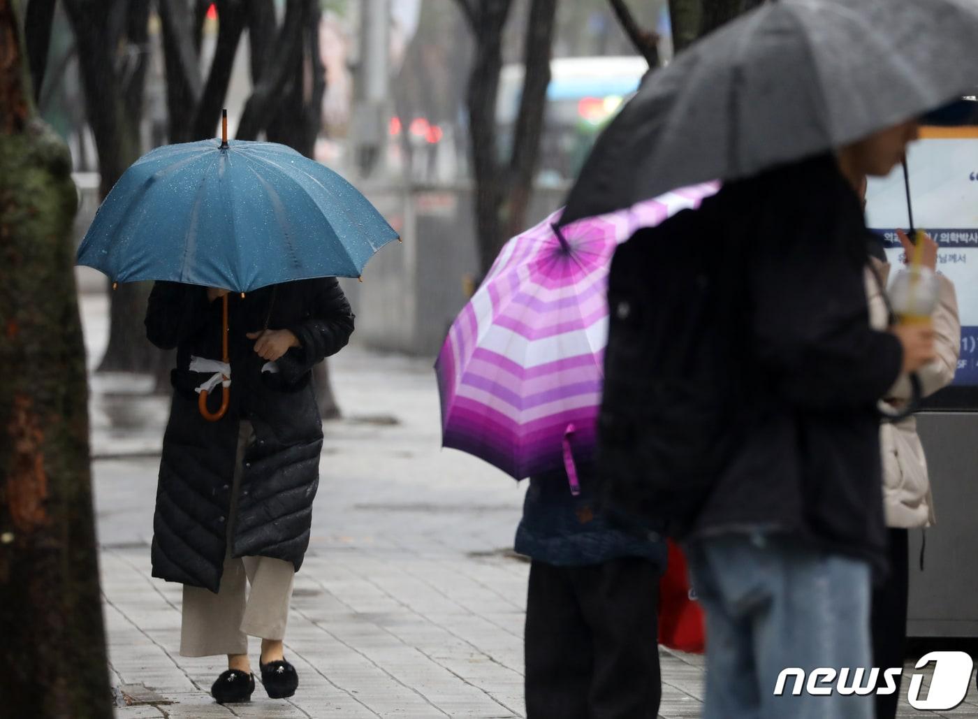 본문 이미지 - 겨울비가 내리는 11일 부산 해운대구 벡스코 인근에서 우산을 쓴 시민들이 발걸음을 옮기고 있다./뉴스1 ⓒ News1 윤일지 기자