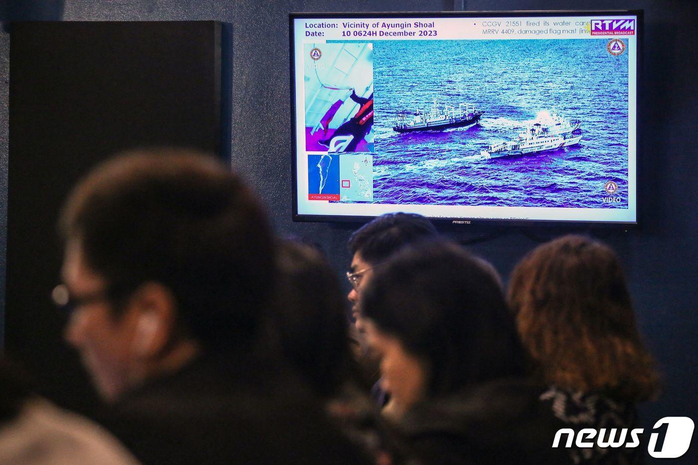 본문 이미지 - 11일(현지시간) 필리핀과 중국이 연이틀 영유권 분쟁 지역인 남중국해에서 물리적 충돌을 빚으면서 필리핀 정부가 당시 상황에 관해 기자회견을 열고 있다. 2023.12.11/ ⓒ AFP=뉴스1 ⓒ News1 박재하 기자