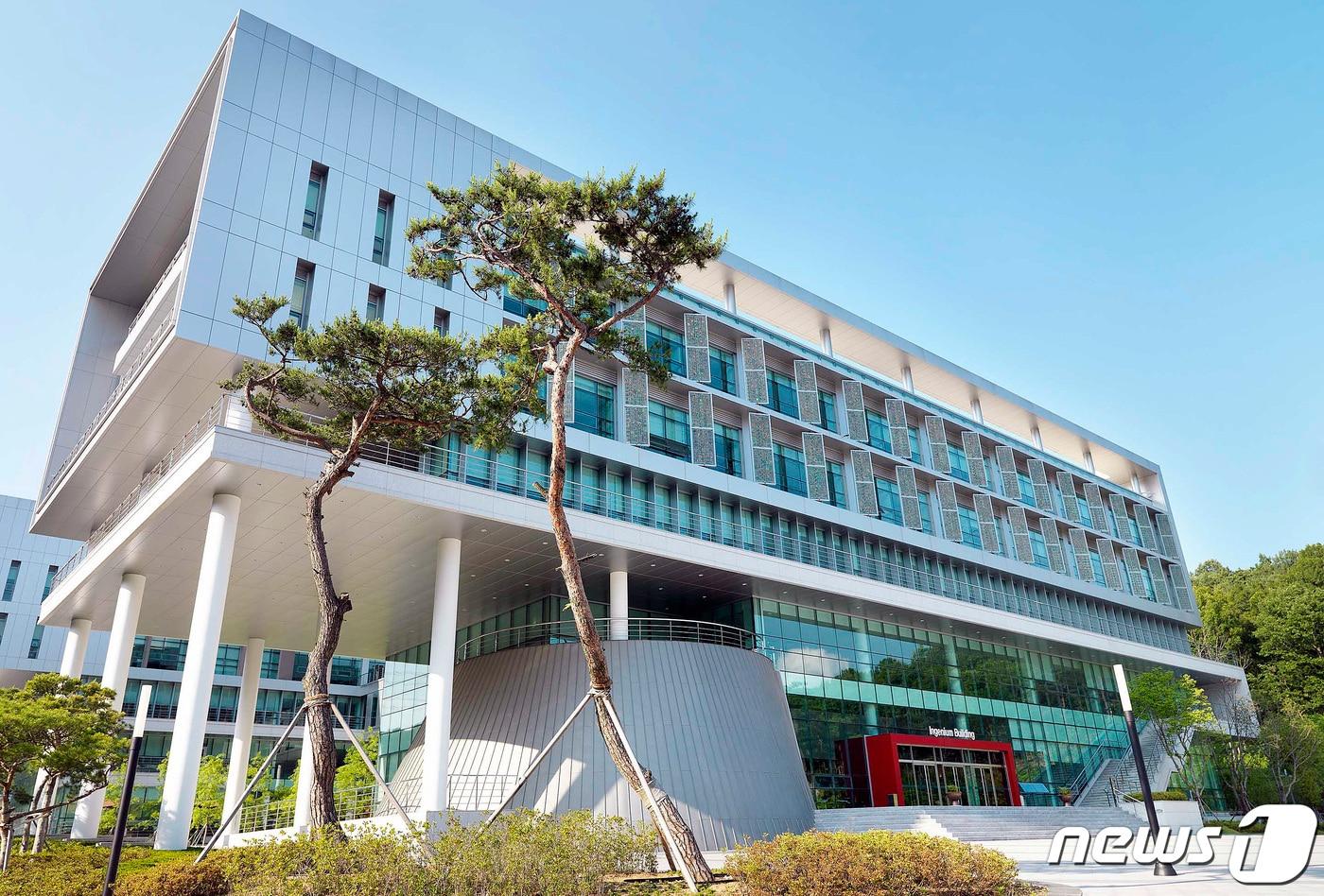 한국전문대학교육협의회가 발표한 '2022학년도 학사학위 전공심화과정 운영진단'에서 영진전문대 6개 학과가 90점 이상의 점수로 S등급을 받았다. 사진은 영진전문대 캠퍼스 전경. (영진전문대 제공)