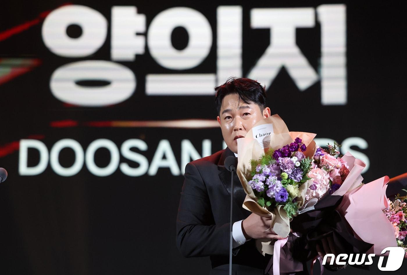 양의지(두산 베어스)가 11일 오후 서울 강남구 코엑스에서 열린 ‘2023 신한은행 SOL KBO 골든글러브 시상식’에서 포수 부문 골든글러브를 수상한 뒤 소감을 밝히고 있다. 2023.12.11/뉴스1 ⓒ News1 김진환 기자