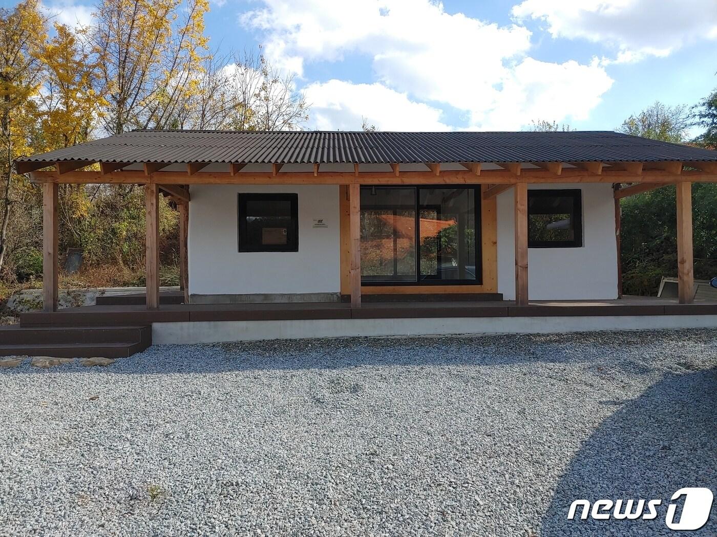 본문 이미지 - KBS2 세컨하우스2를 통해 소개된 전북 진안군 소재 최수종·하희라 부부의 세컨하우스 전경.(진안군 제공)/뉴스1