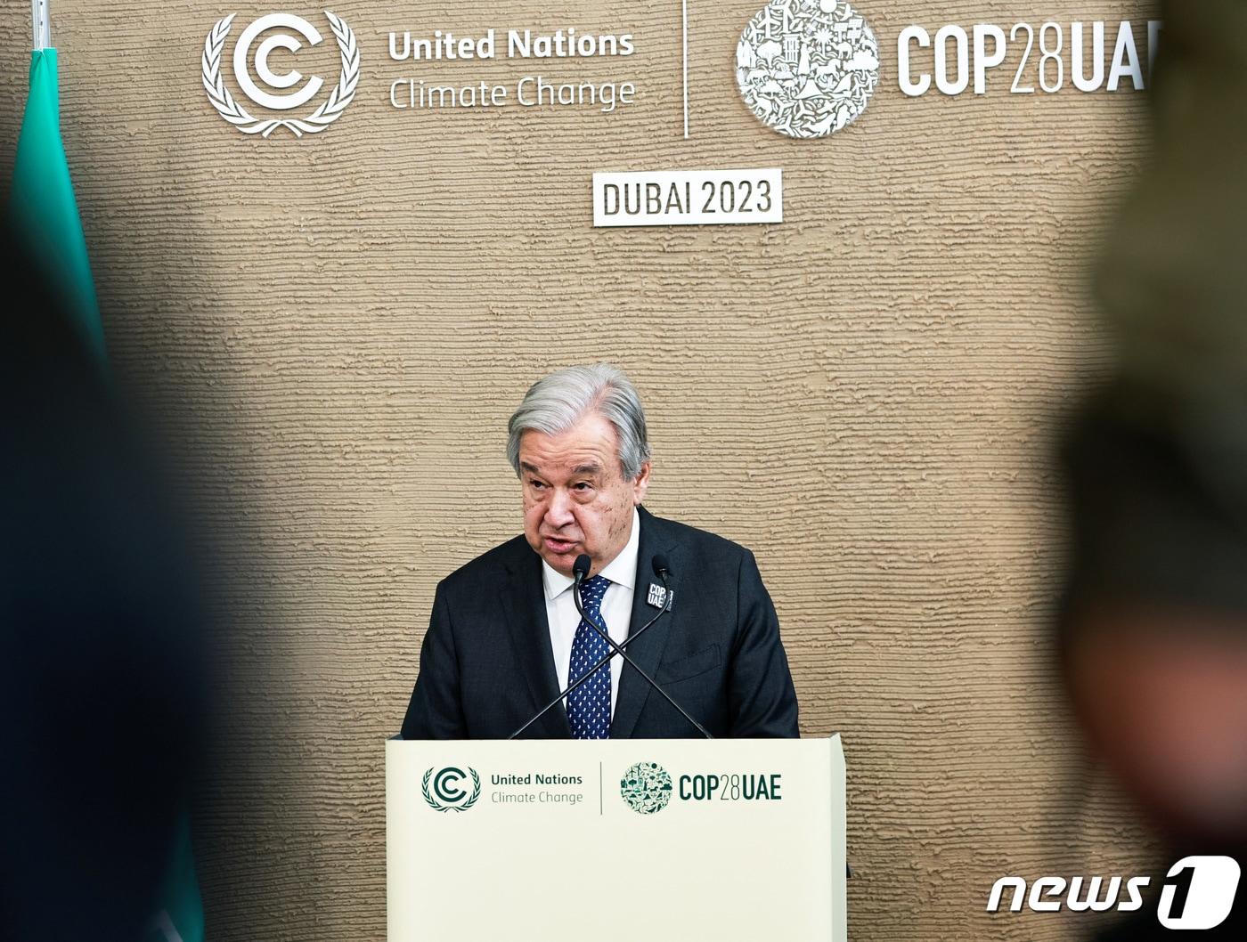본문 이미지 - 11일(현지시간) 안토니우 구테흐스 유엔 사무총장이 아랍에미리트(UAE) 두바이에서 열린 제28차 유엔 기후변화협약 당사국총회(COP28) 기자회견에서 발언하고 있다. 2023.12.11/뉴스1 ⓒ 로이터=뉴스1 ⓒ News1 김민수 기자