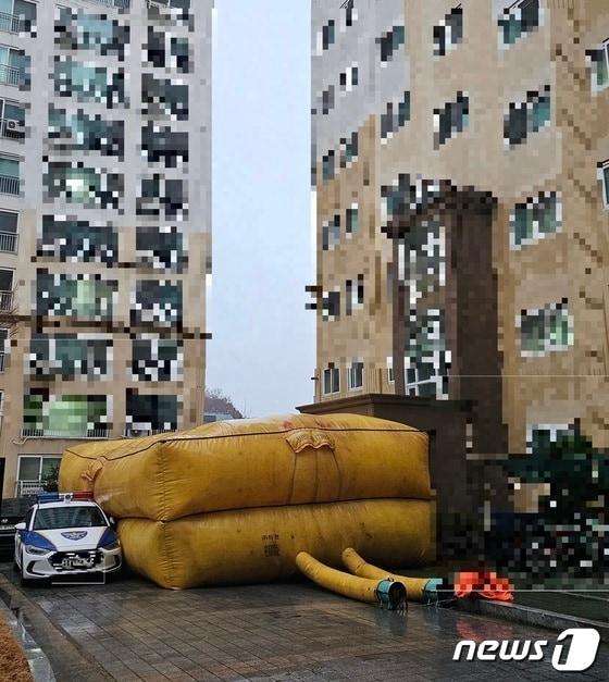 본문 이미지 - 추락에 대비해 설치한 에어매트. 2023.12.11 뉴스1/한송학기자