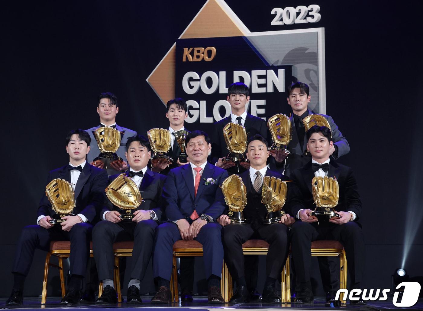 본문 이미지 - 11일 오후 서울 강남구 코엑스에서 열린 ‘2023 신한은행 SOL KBO 골든글러브 시상식’에서 수상자들이 기념 촬영을 하고 있다. 2023.12.11/뉴스1 ⓒ News1 김진환 기자