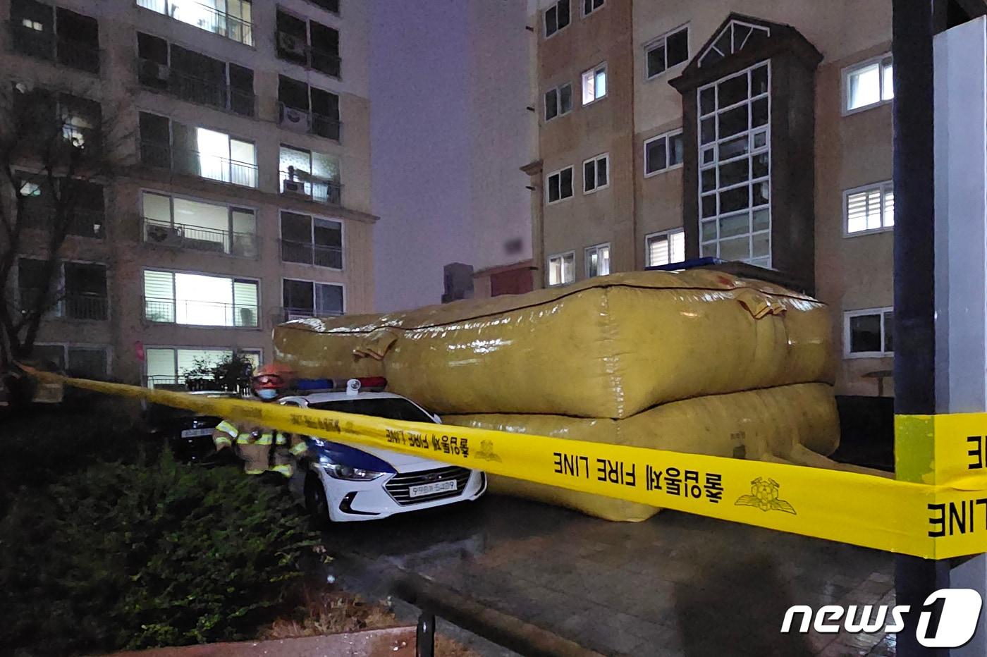 2023년 12월 11일 경남 사천시에서 20대 남성 A씨가 30대 여성을 대상으로 인질극을 벌인 현장에 에어매트가 설치돼 있다. 2023.12.11/뉴스1 ⓒ News1 한송학 기자