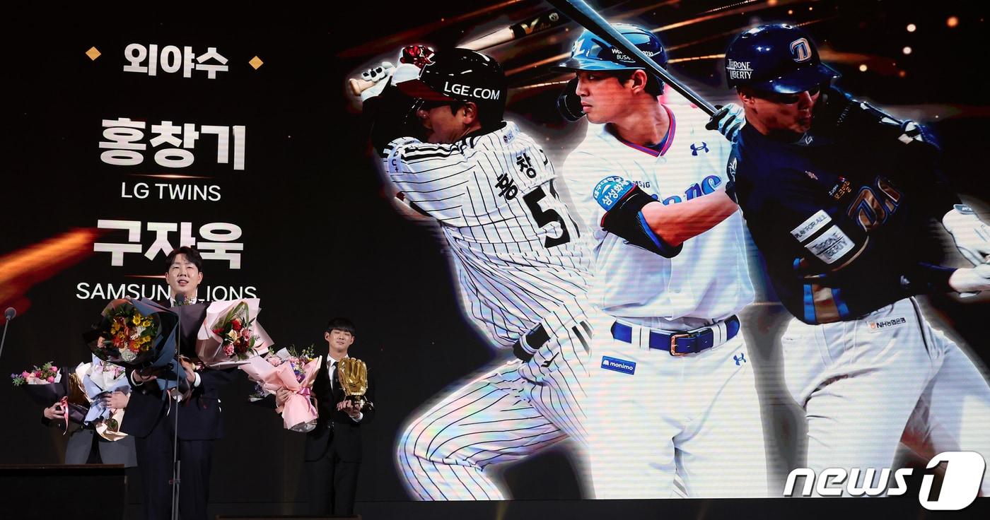 본문 이미지 - 박건우(NC 다이노스)가 11일 오후 서울 강남구 코엑스에서 열린 ‘2023 신한은행 SOL KBO 골든글러브 시상식’에서 외야수 부문 골든글러브를 수상한 뒤 소감을 말하고 있다. 2023.12.11/뉴스1 ⓒ News1 김진환 기자