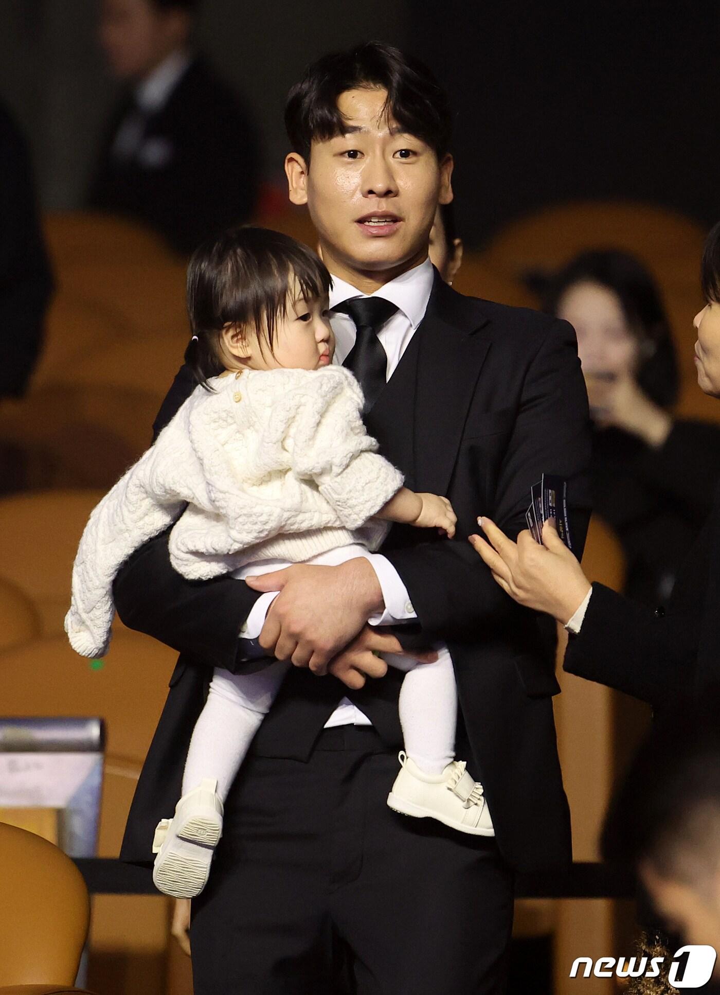 본문 이미지 - 박찬호(KIA 타이거즈)가 11일 오후 서울 강남구 코엑스에서 열린 ‘2023 신한은행 SOL KBO 골든글러브 시상식’에 딸과 함께 참석하고 있다. 2023.12.11/뉴스1 ⓒ News1 김진환 기자