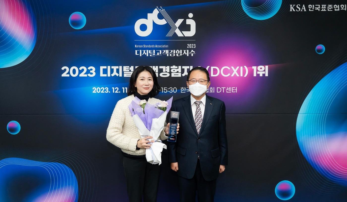 본문 이미지 - 한국표준협회에서 진행된 '디지털고객경험지수(DCXI,Digital Consumer eXperience Index)' 인증 수여식에서 삼성전자 이보나 상무(왼쪽)와 한국표준협회 강명수 회장(오른쪽)이 기념 촬영을 하고 있다.