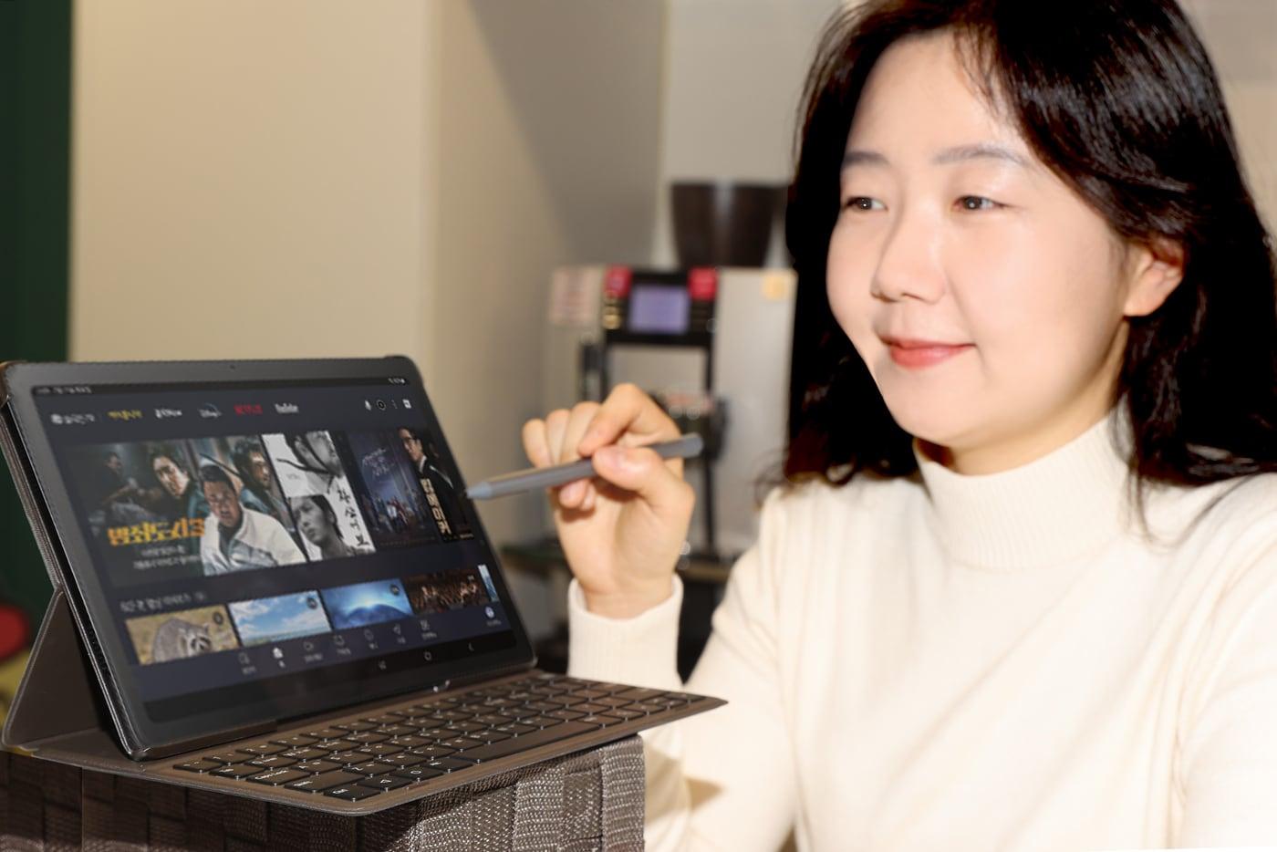 LG유플러스는 집안 어디서나 IPTV 서비스를 이용할 수 있는 태블릿형 'U+tv 프리4 LE'를 출시했다고 12일 밝혔다.(LGU+ 제공)