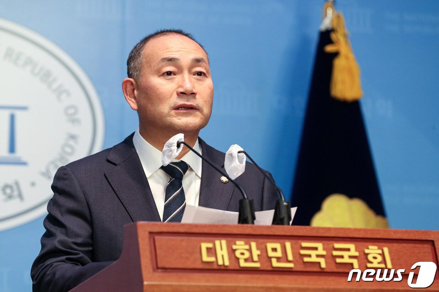 본문 이미지 - 김원이 더불어민주당 의원이 12일 오전 서울 여의도 국회에서 대한의사협회 총파업 규탄 기자회견을 하고 있다..2023.12.12/뉴스1 ⓒ News1 이승배 기자