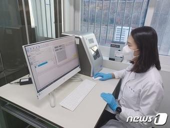 본문 이미지 - 대전시보건환경연구원이 변이바이러스를 분석하고 있는 모습.(대전시 제공)/뉴스1 