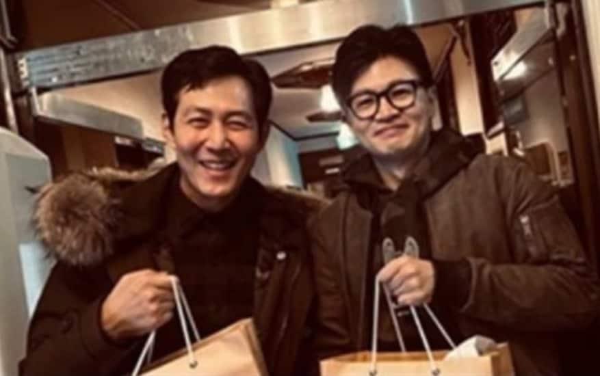 본문 이미지 - 배우 이정재와 한동훈 법무부 장관이 함께 찍은 사진이 등장해 화제를 모으고 있다. (온라인 커뮤니티 갈무리)