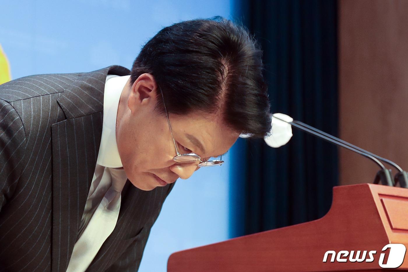 장제원 국민의힘 의원이 2023년 12월 12일 오전 서울 여의도 국회에서 내년 제22대 국회의원 선거 불출마 선언 기자회견을 하기에 앞서 인사하고 있다. 2023.12.12/뉴스1 ⓒ News1 이승배 기자