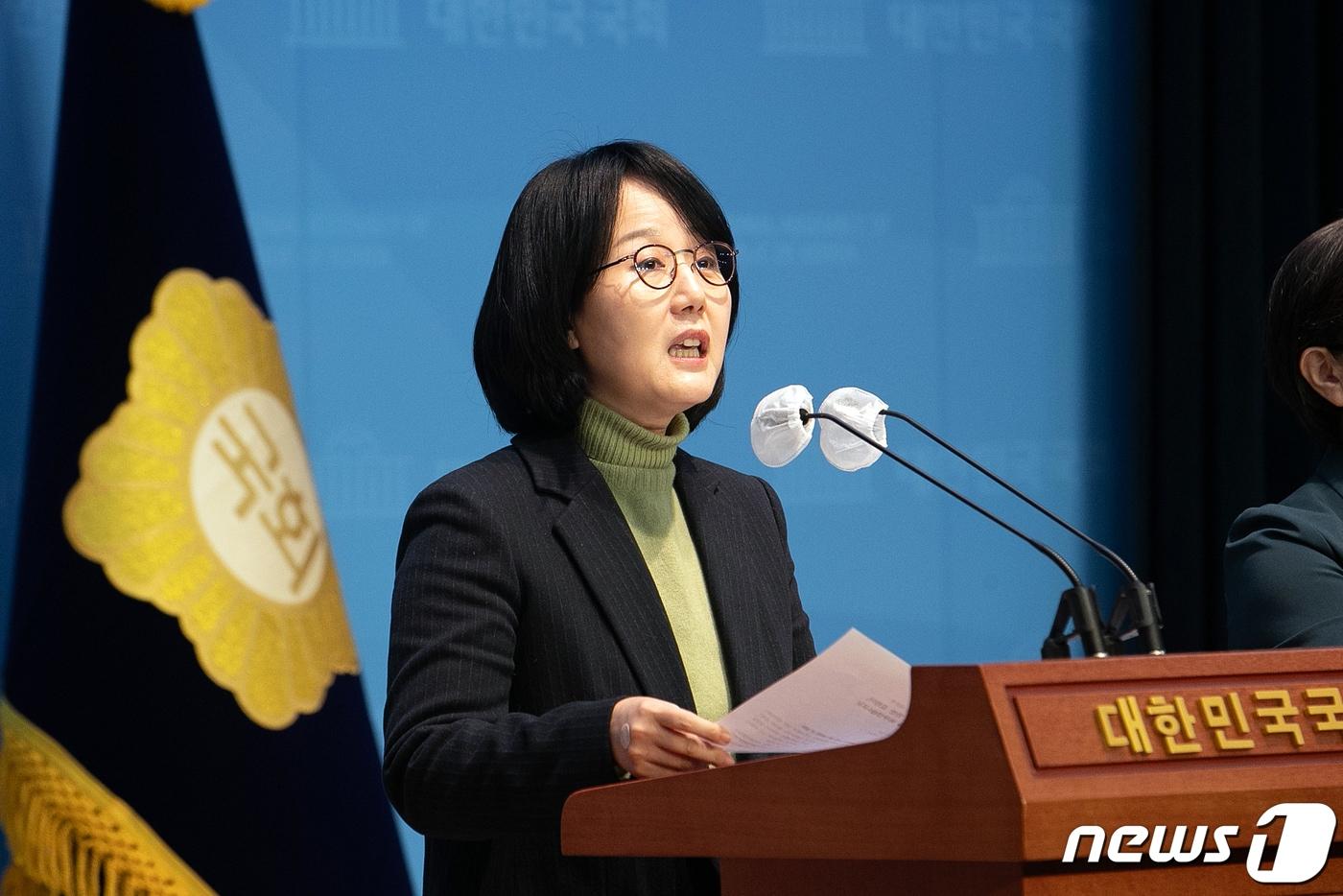 본문 이미지 - 김현아 전 국민의힘 의원이 12일 오전 서울 여의도 국회에서 제22대 국회의원 선거 출마 선언 기자회견을 하고 있다. 2023.12.12/뉴스1 ⓒ News1 이승배 기자