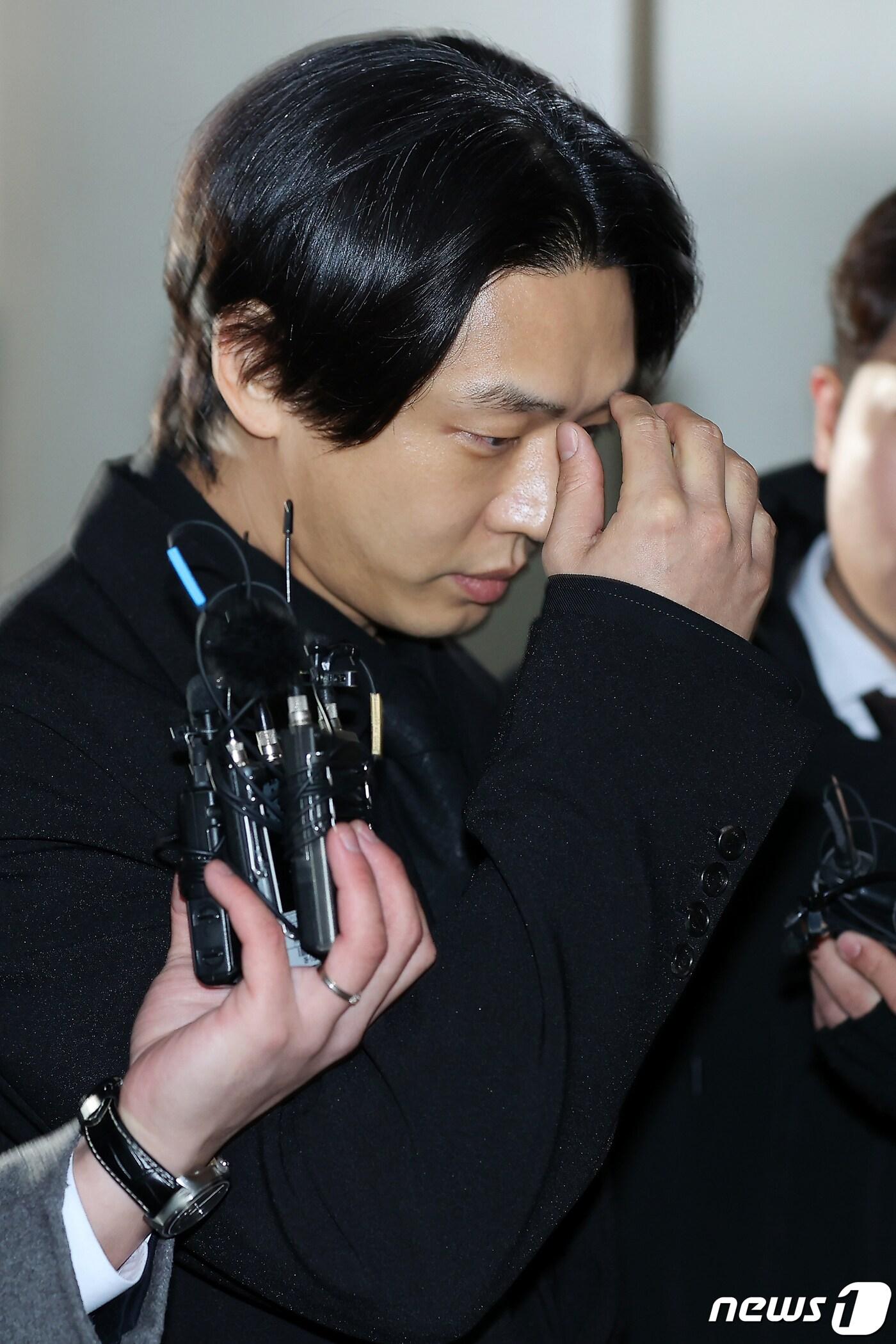 본문 이미지 - 마약류 관리에 관한 법률 위반(향정) 등 혐의로 기소된 배우 유아인(본명 엄홍식)이 12일 오전 서울 서초구 중앙지법에서 열린 첫 공판에 출석하고 있다. 유아인은 프로포폴, 대마, 케타민, 코카인, 졸피뎀, 미다졸람, 알프라졸람 등 총 7종 이상의 마약 투약 혐의(마약류관리법 위반 등)를 받고 있다. (공동취재) 2023.12.12/뉴스1 ⓒ News1 유승관 기자