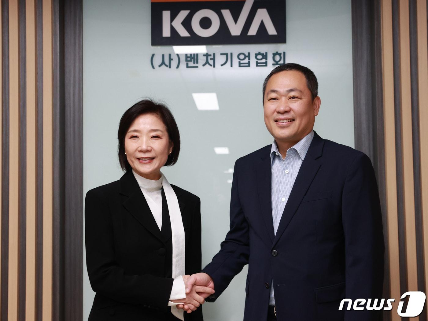 본문 이미지 - 오영주 중소벤처기업부 장관이 성상협 벤처기업협회장과 기념 촬영을 하고 있다. (중소벤처기업부 제공)/뉴스1