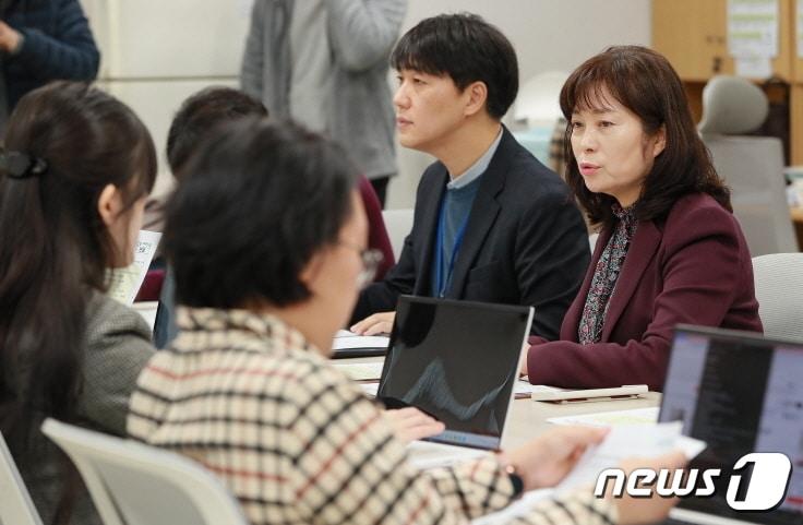 본문 이미지 - 유효선 전북교육청 중등교육과장과 강세웅 진로진학 담당 장학사가 12일 브리핑을 갖고, 도내 대학 정시지원 가능 점수와 대입 정시 지원 전략을 설명하고 있다./뉴스1