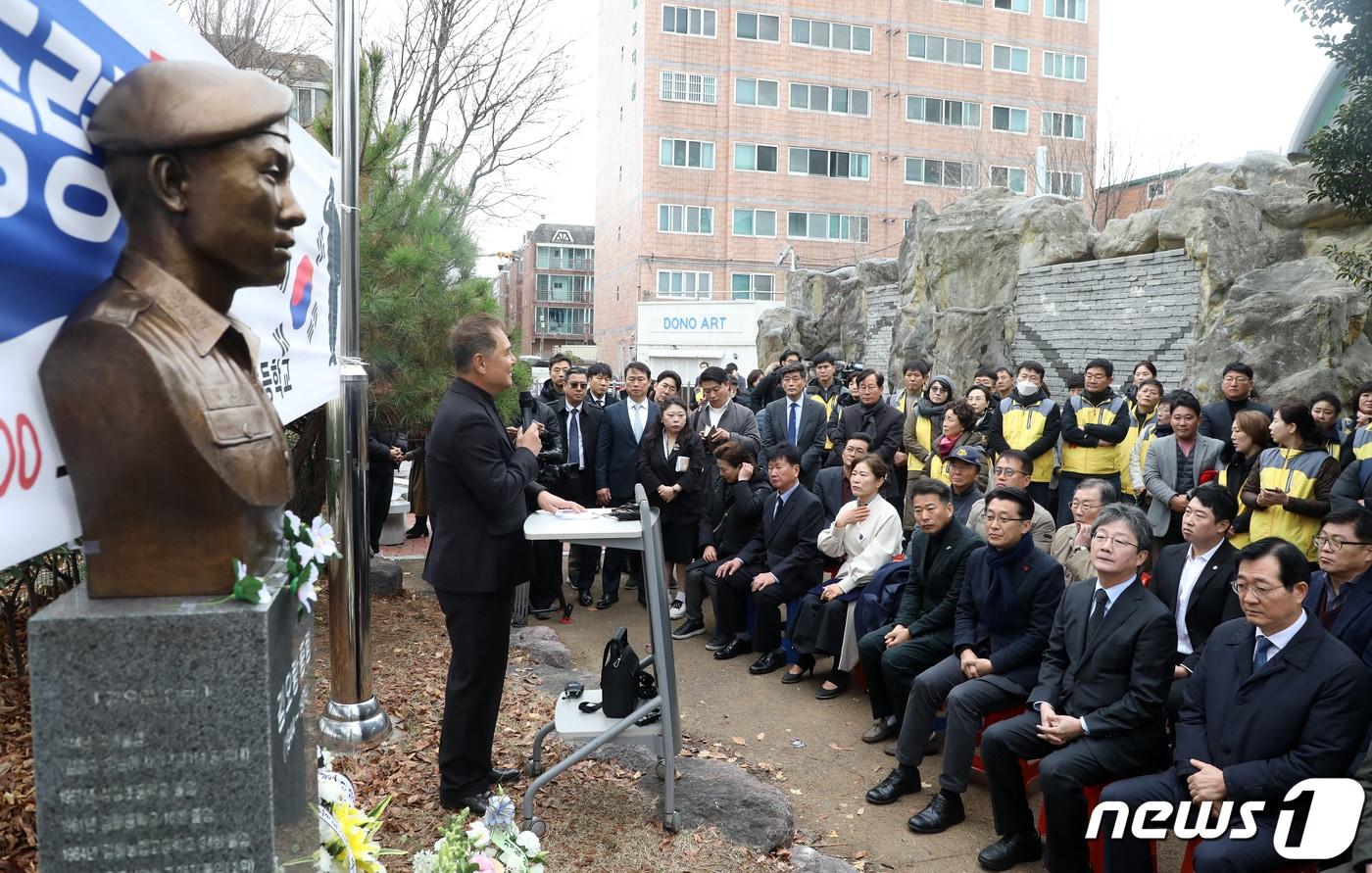 본문 이미지 - 12·12 군사반란 당시 전두환 전 대통령 측 신군부에 맞서 상관을 지키다 숨진 김오랑 중령의 추모식. 2023.12.12 ⓒ 뉴스1 윤일지 기자