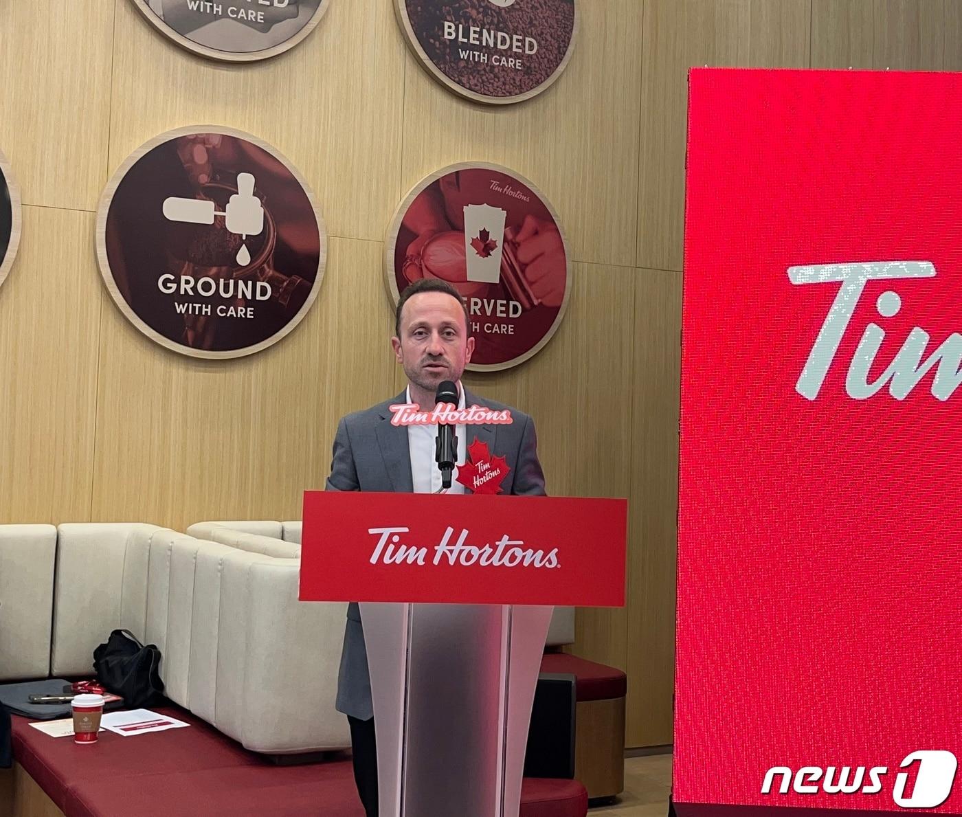 본문 이미지 - 라파엘 오도리지 RBI그룹 APAC 사장이 팀홀튼 브랜드 전략에 대해 설명하고 있다. ⓒ 뉴스1/신민경 기자.