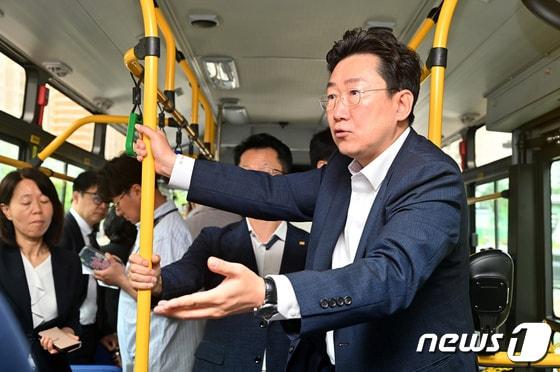 본문 이미지 - 원강수 강원 원주시장이 5월 30일 '혁기버스'(강원 혁신도시~원주기업도시 급행 시내버스 노선)에 탑승해 시승행사를 갖고 있다. (뉴스1 DB)