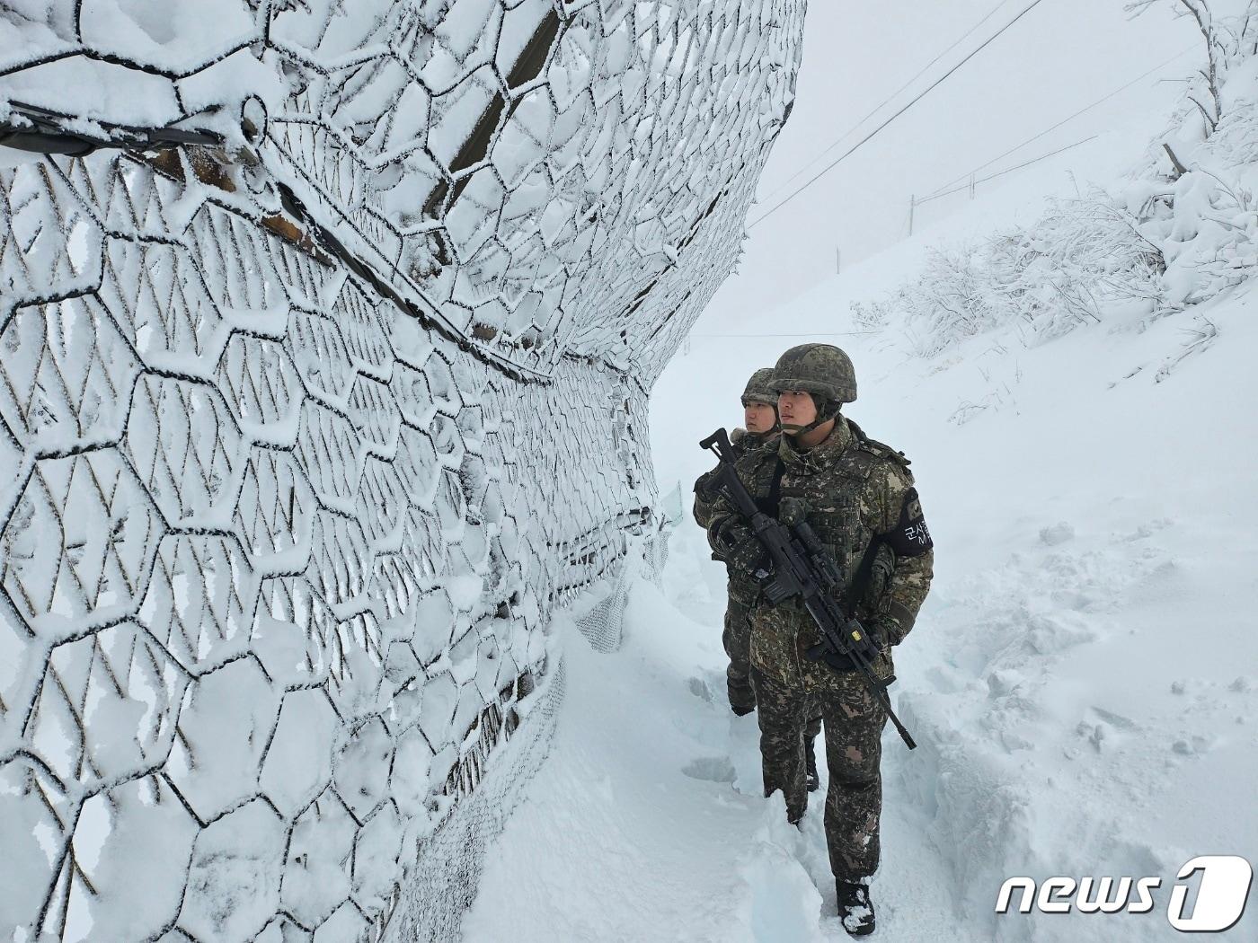 본문 이미지 - 전날부터 강원 지역에 많은 눈이 내린 가운데 을지부대 장병들이 12일 오전 최전방에서 빈틈 없는 경계작전을 수행하고 있다. (국방부 제공) 2023.12.12/뉴스1