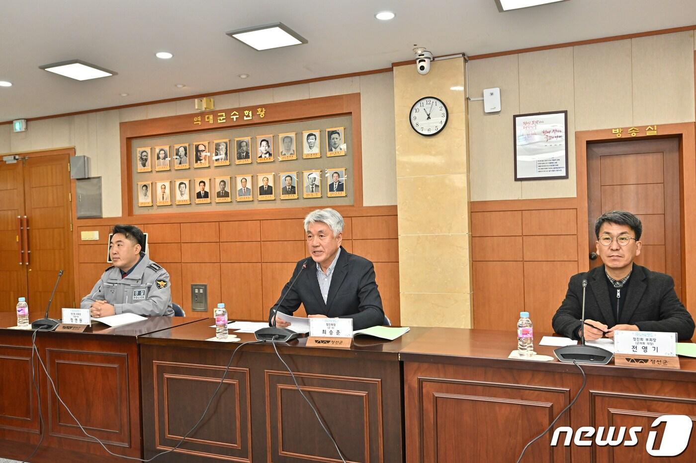 본문 이미지 - 최승준 강원 정선군수(가운데)가 12일 군청 대회의실에서 열린 정선군 기관·사회단체장 모임인 ‘정진회’를 통해 현안 사업에 대한 협조를 요청하고 있다. (정선군 제공) 2023.12.12/뉴스1