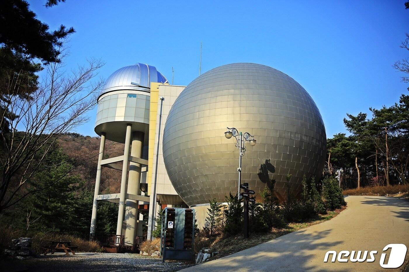 본문 이미지 - '할인pass' 혜택을 받을 수 있는 증평좌구산천문대.(자료사진)/뉴스1