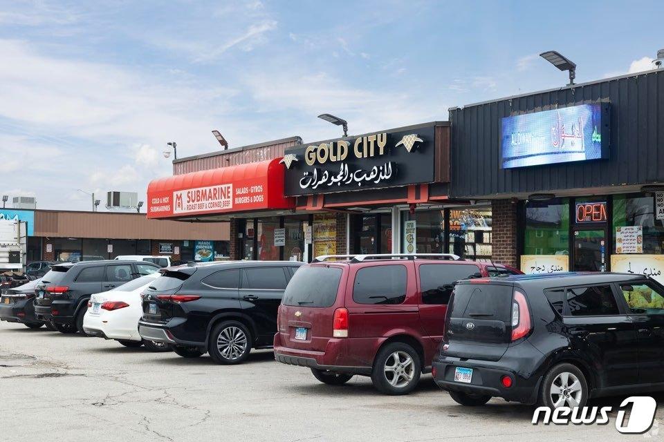 본문 이미지 -  쿡카운티 1만 8,000명 이상 등 시카고 지역에는 미국에서 가장 많은 팔레스타인 사람이 살고 있다. 행상 등으로 초기 이주를 시작한 이들은 여러 세대에 걸쳐 한 세기가 넘는 이민 역사가 있다. 이스라엘과 하마스 전쟁으로 시카고에 거주하는 팔레스타인인들에게 대한 관심이 높아지고 있다. 사진은 리틀 팔레스타인 주민들이 다양한 상점과 점심 식사를 즐길 수 있는 할렘 거리.&#40;홈즈닷컴 갈무리&#41;.