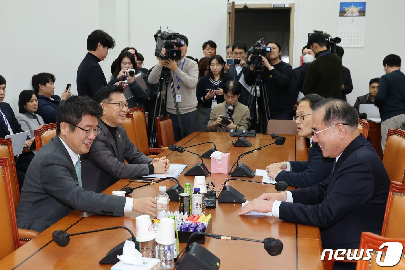 유의동 국민의힘(왼쪽)·이개호 더불어민주당 정책위의장(오른쪽)이 12일 오후 서울 여의도 국회에서 열린 여야 '2+2 협의체' 회의에서 대화를 나누고 있다. 왼쪽부터 유 정책위의장, 이양수 국민의힘 원내수석부대표, 박주민 더불어민주당 원내수석부대표, 이 정책위의장. (공동취재) 2023.12.12/뉴스1 ⓒ News1 이승배 기자