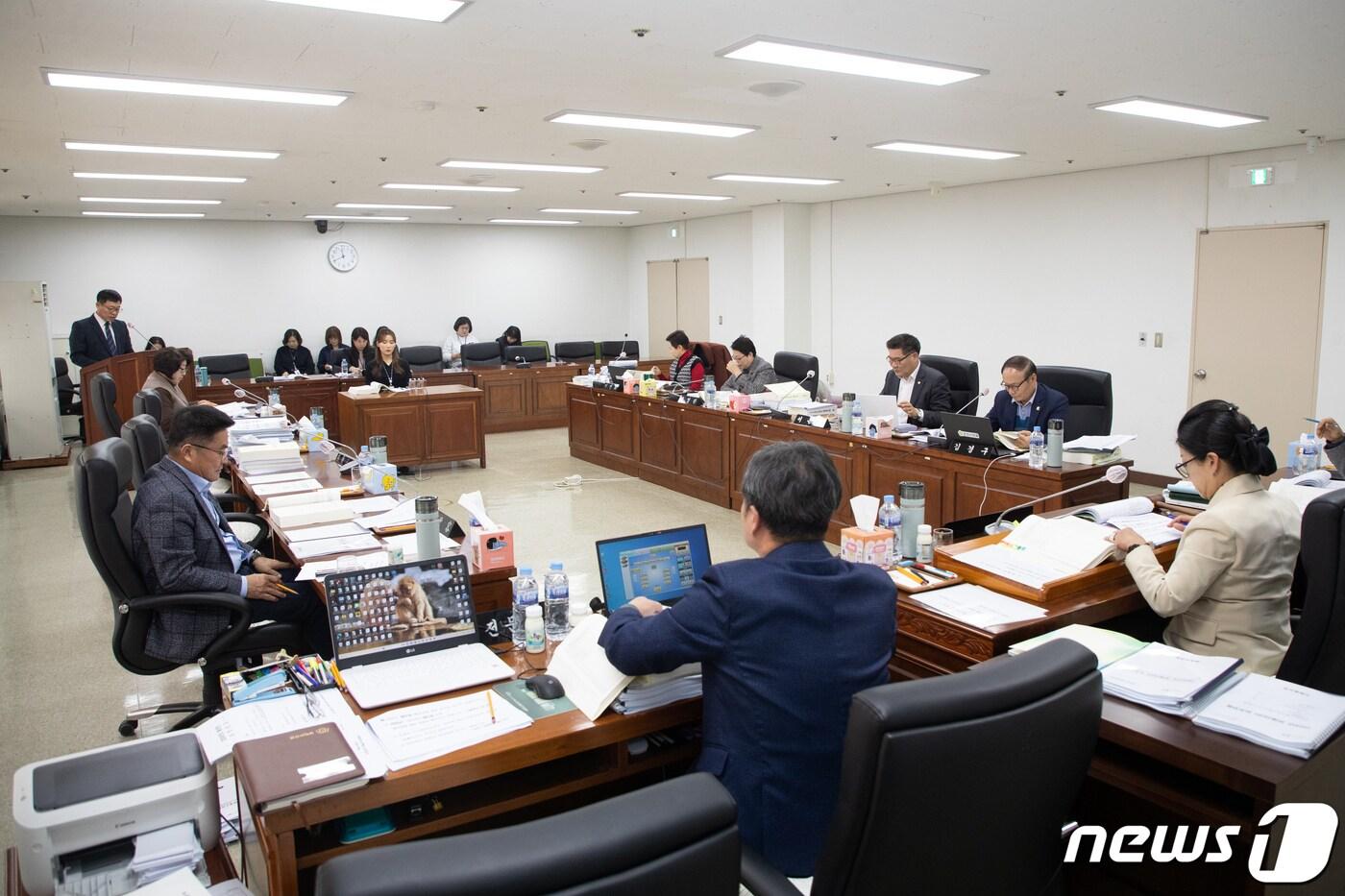 본문 이미지 - 군산시의회 예산결산특별위원회가 내년도 예산안에 대한 심사를 벌이고 있다.(군산시의회 제공) 2023.12.12/뉴스1