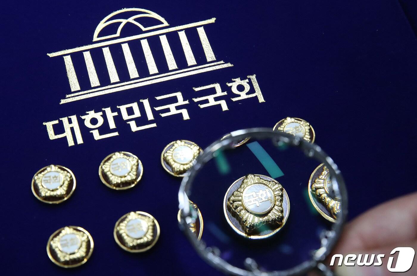 본문 이미지 - ‘천아용인’에서 이탈한 김용태, 대통령실 최연소 참모 김원재, 비례대표 전용기 등 20~30대 청년 정치인들이 연이어 경기지역에서의 4·10총선 도전에 나서고 있다. 사진은 제22대 국회의원 선거(총선) 예비후보자 등록 시작일인 지난해 12월12일 서울 여의도 국회 사무처에서 한 직원이 국회의원 배지를 정리하고 있는 모습. 2023.12.12/뉴스1 ⓒ News1 임세영 기자