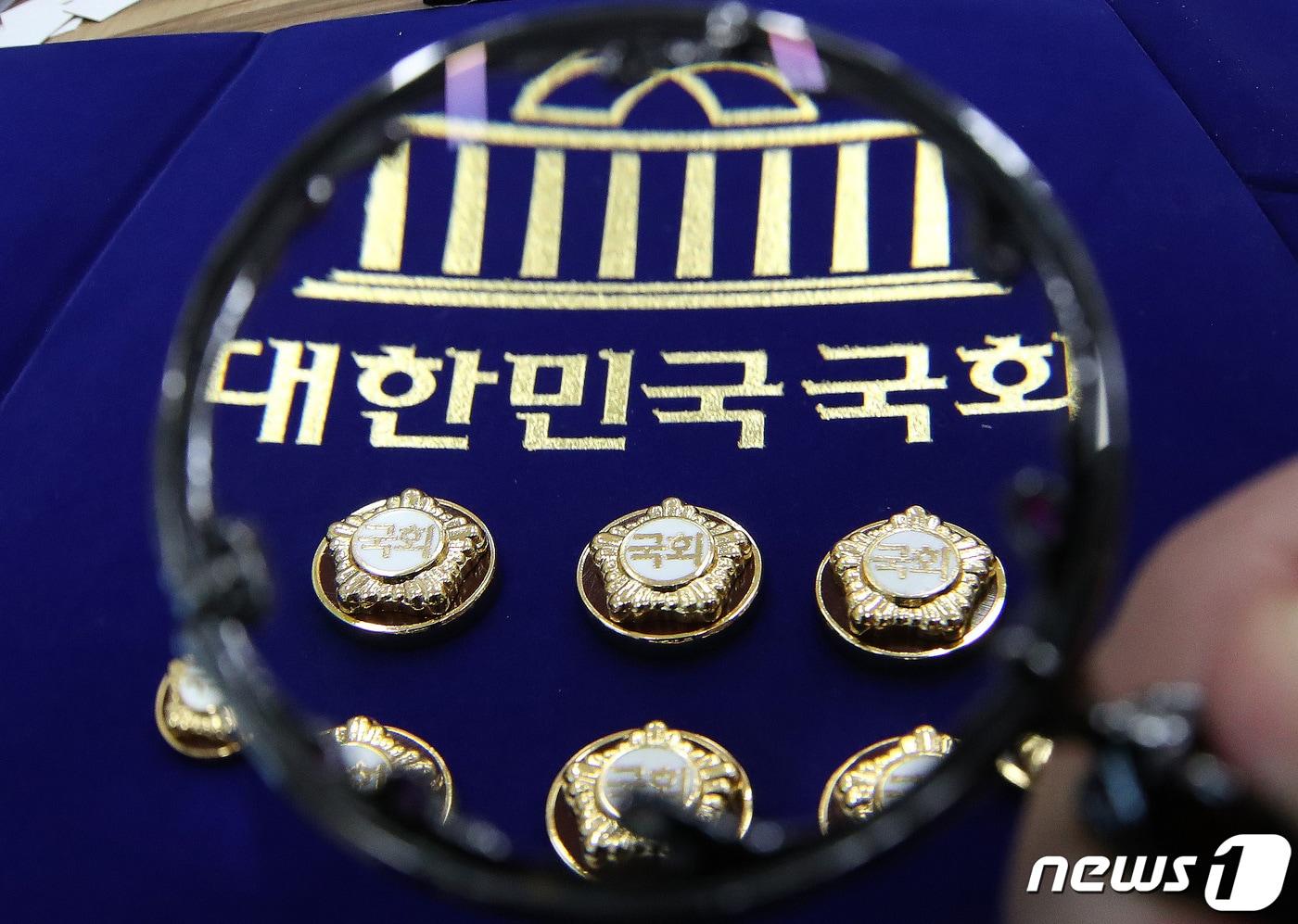 본문 이미지 - 제22대 국회의원 선거(총선) 예비후보자 등록 시작일인  2023년 12월 12일 서울 여의도 국회 사무처에서 한 직원이 국회의원 배지를 정리하고 있다. (사진은 기사 내용과 무관함) 2023.12.12/뉴스1 ⓒ News1 DB