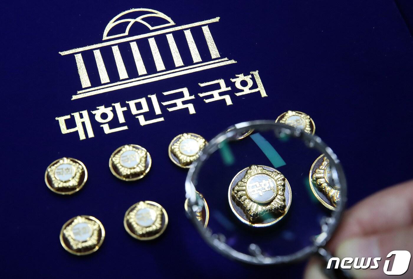 본문 이미지 - 제22대 국회의원 선거(총선) 예비후보자 등록 시작일인 12일 서울 여의도 국회 사무처에서 한 직원이 국회의원 배지를 정리하고 있다. 2023.12.12/뉴스1 ⓒ News1 임세영 기자