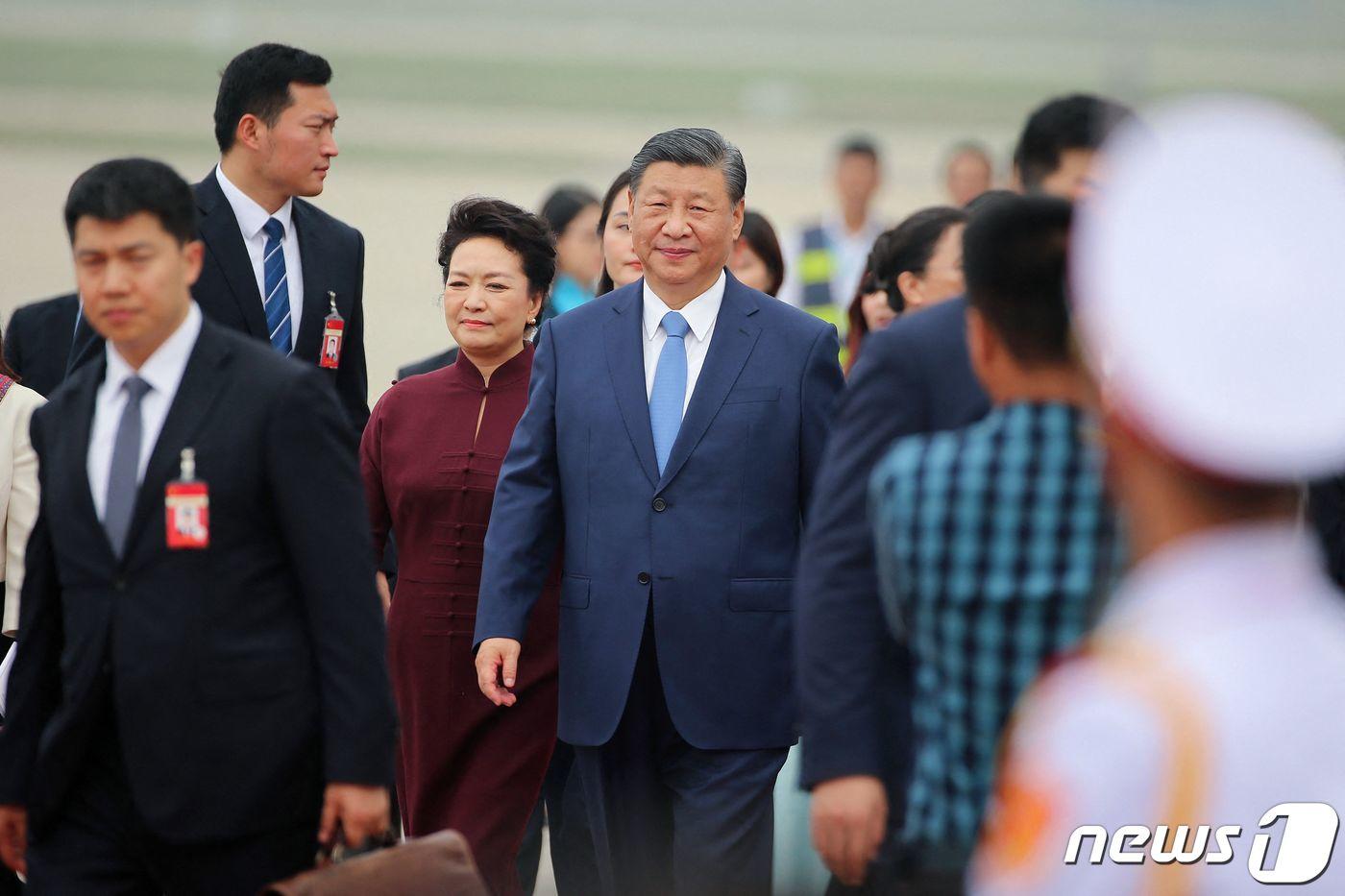 6년 만에 베트남에 국빈방문한 시진핑 중국 국가주석이 12일(현지시간) 베트남 하노이의 노이바이 국제공항에 도착해 걸어가고 있다. 2023.12.12 ⓒ AFP=뉴스1 ⓒ News1 정지윤 기자