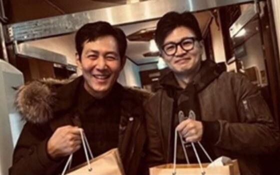 본문 이미지 - 배우 이정재와 한동훈 법무부 장관이 함께 찍은 사진이 등장해 화제를 모으고 있다. (온라인 커뮤니티 갈무리)