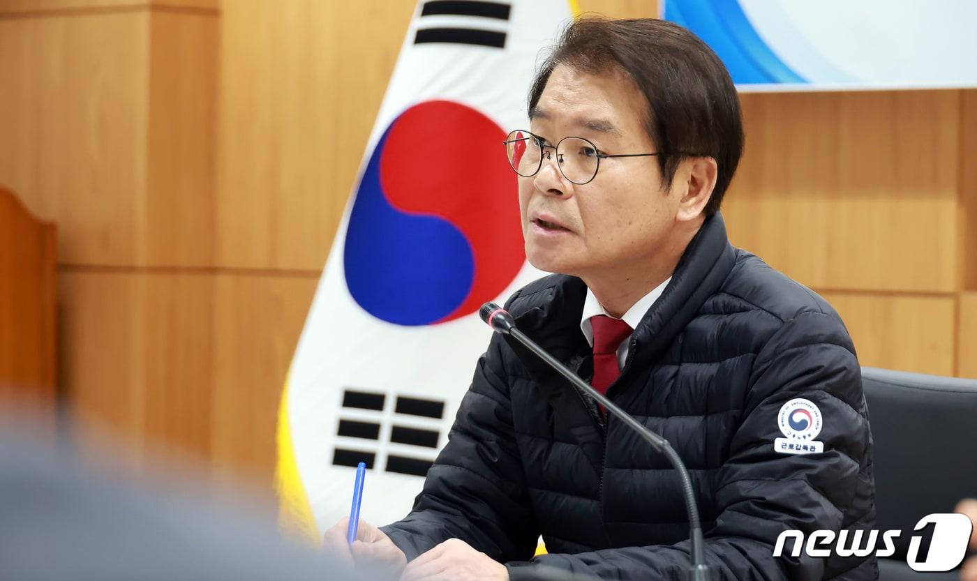 본문 이미지 - 이정식 고용노동부 장관이 12일 오후 광주지방고용노동청 대회의실에서 '중대재해 감축을 위한 지역별 집중관리 특별회의'를 주재하고 있다. (고용노동부 제공) 2023.12.12/뉴스1