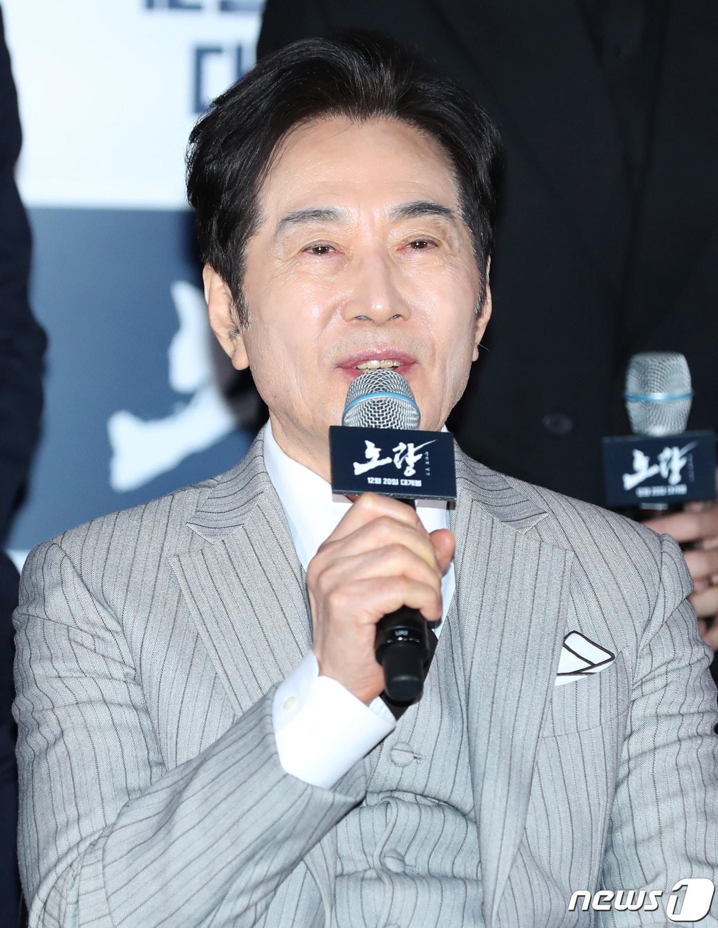 본문 이미지 - 배우 백윤식이 12일 서울 송파구 롯데시네마 월드타워에서 열린 영화 '노량:죽음의 바다'(감독 김한민) 언론시사회에서 인사말을 하고 있다. 2023.12.12/뉴스1 ⓒ News1 권현진 기자