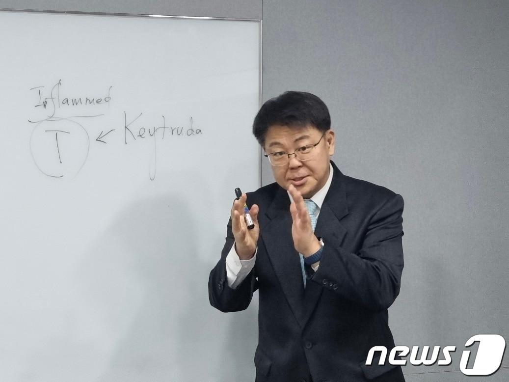 본문 이미지 - 이동섭 서울의대 교수가 인체 면역세포에 대해 설명하고 있다./뉴스1