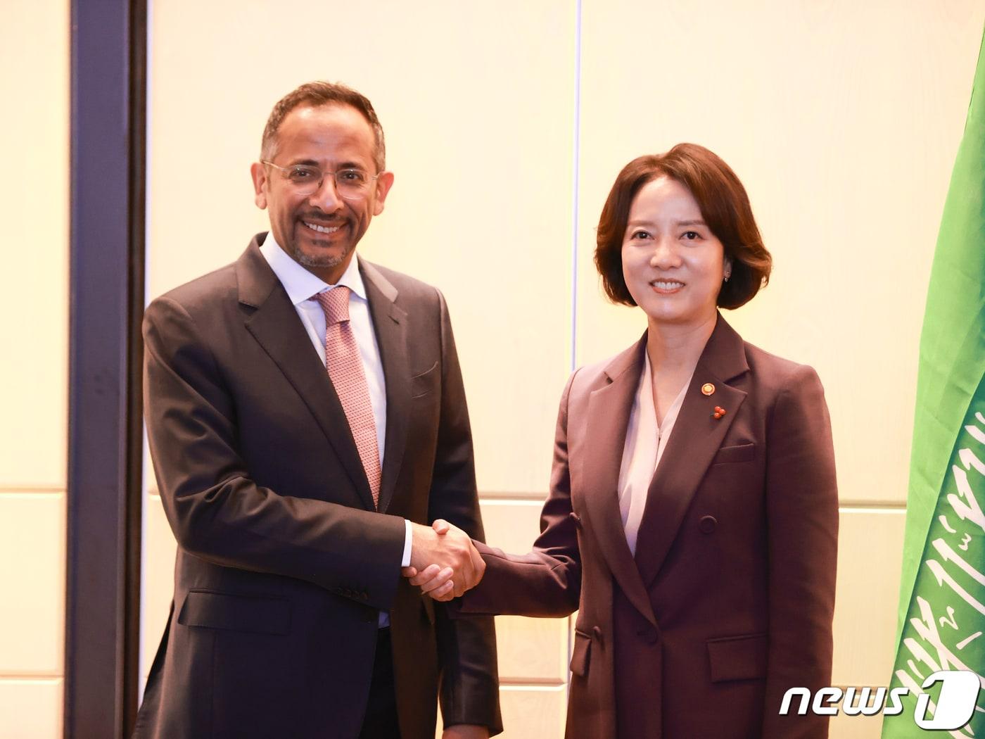 본문 이미지 - 이영 중소벤처기업부 장관이 12일 서울 종로구 포시즌스 호텔에서 반다르 이브라힘 알코라예프 사우디아라비아 산업광물자원부 장관을 만나 양국 협력방안 논의 후 기념 촬영을 하고 있다.(중소벤처기업부 제공)