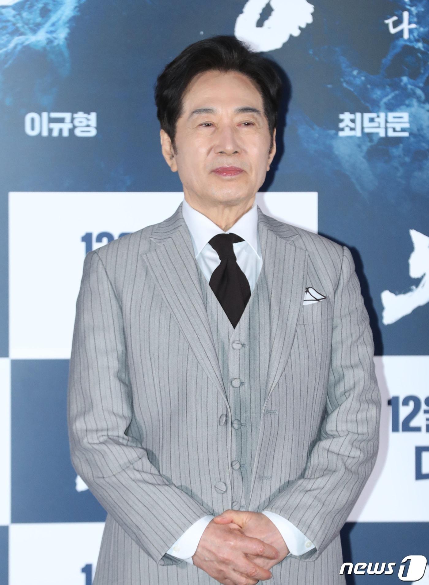 본문 이미지 - 배우 백윤식이 12일 서울 송파구 롯데시네마 월드타워에서 열린 영화 '노량:죽음의 바다'(감독 김한민) 언론시사회에서 포즈를 취하고 있다. '노량: 죽음의 바다'는 임진왜란 발발 후 7년, 조선에서 퇴각하려는 왜군을 완벽하게 섬멸하기 위한 이순신 장군의 최후의 전투를 그린 작품이다. 2023.12.12/뉴스1 ⓒ News1 권현진 기자