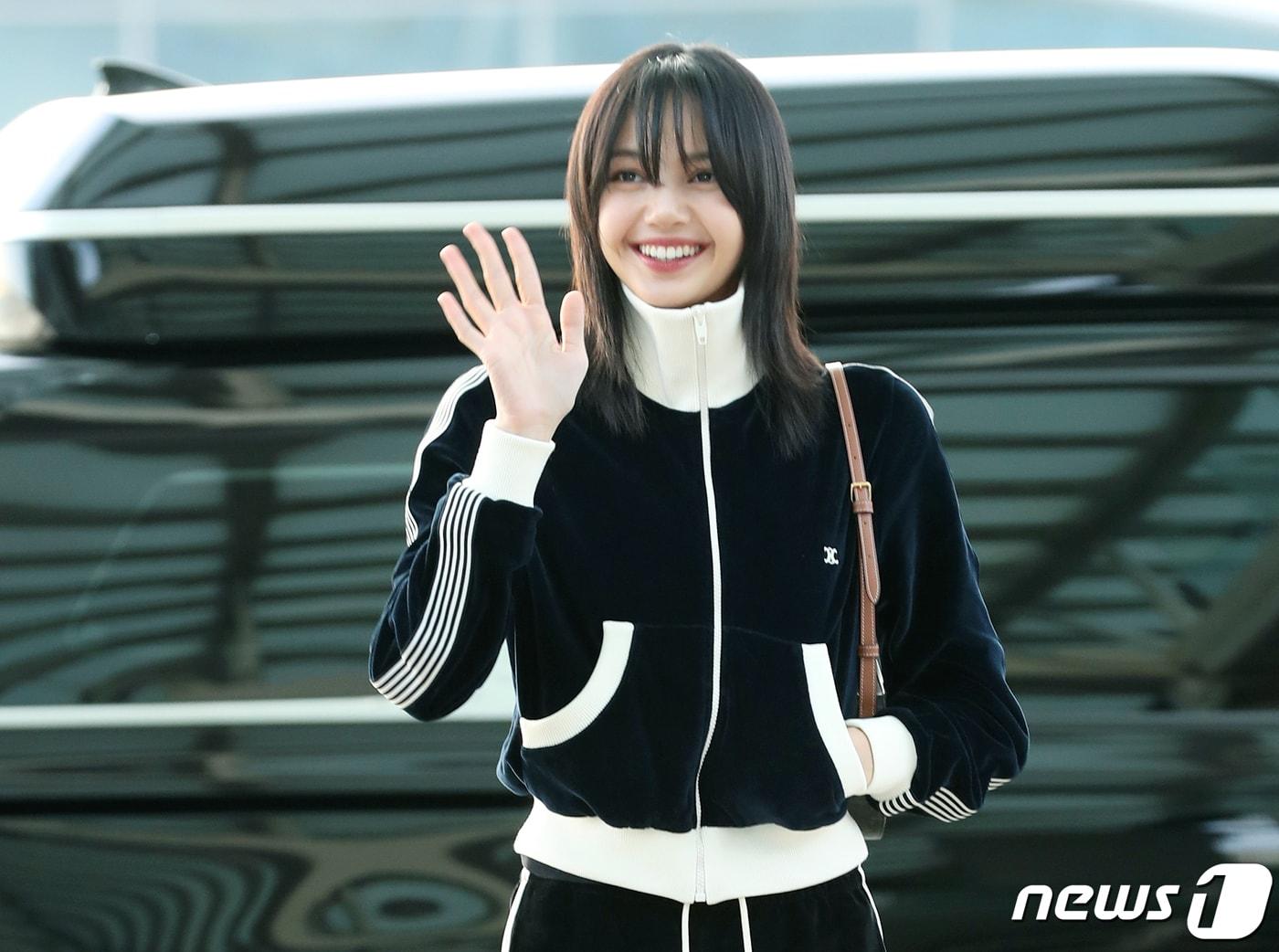 본문 이미지 - 블랙핑크 리사가 패션 행사 참석을 위해 13일 오전 인천국제공항에 도착해 태국으로 출국하기 전 사랑스러운 인사를 하고 있다. 2023.12.13/뉴스1 ⓒ News1 권현진 기자