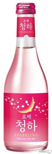 본문 이미지 - 로제 청하 스파클링.(롯데칠성음료 제공)