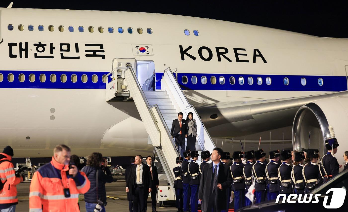본문 이미지 - 윤석열 대통령과 김건희 여사가 지난 11일 오후(현지시간) 네덜란드 암스테르담 공항에 도착해 공군1호기에서 내리고 있다. (대통령실 제공) 2023.12.12/뉴스1 ⓒ News1 안은나 기자